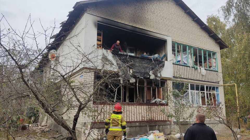 Після російського удару по селу Пересічне у двох будинках пошкоджено дахи і фасади, вибито шибки, сталася пожежа, зазначив Синєгубов