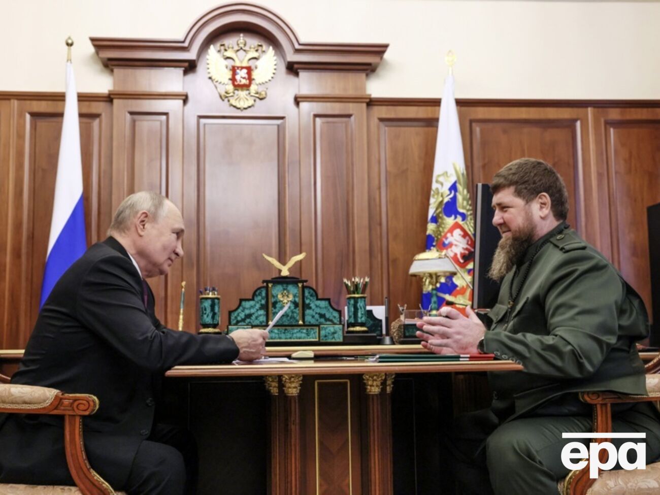 Кадиров (праворуч) запропонував залишити Путіна (ліворуч) єдиним кандидатом на виборах в РФ