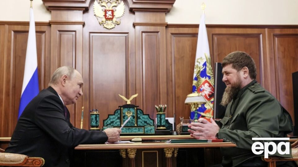 Кадиров (праворуч) запропонував залишити Путіна (ліворуч) єдиним кандидатом на виборах в РФ