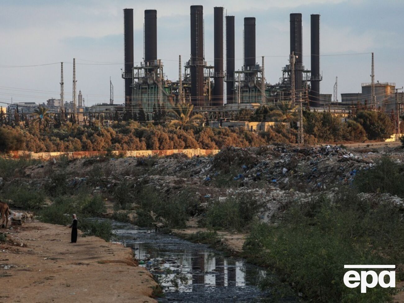 В секторе Газа работает одна электростанция, ее мощности недостаточно для всего региона, пишут СМИ