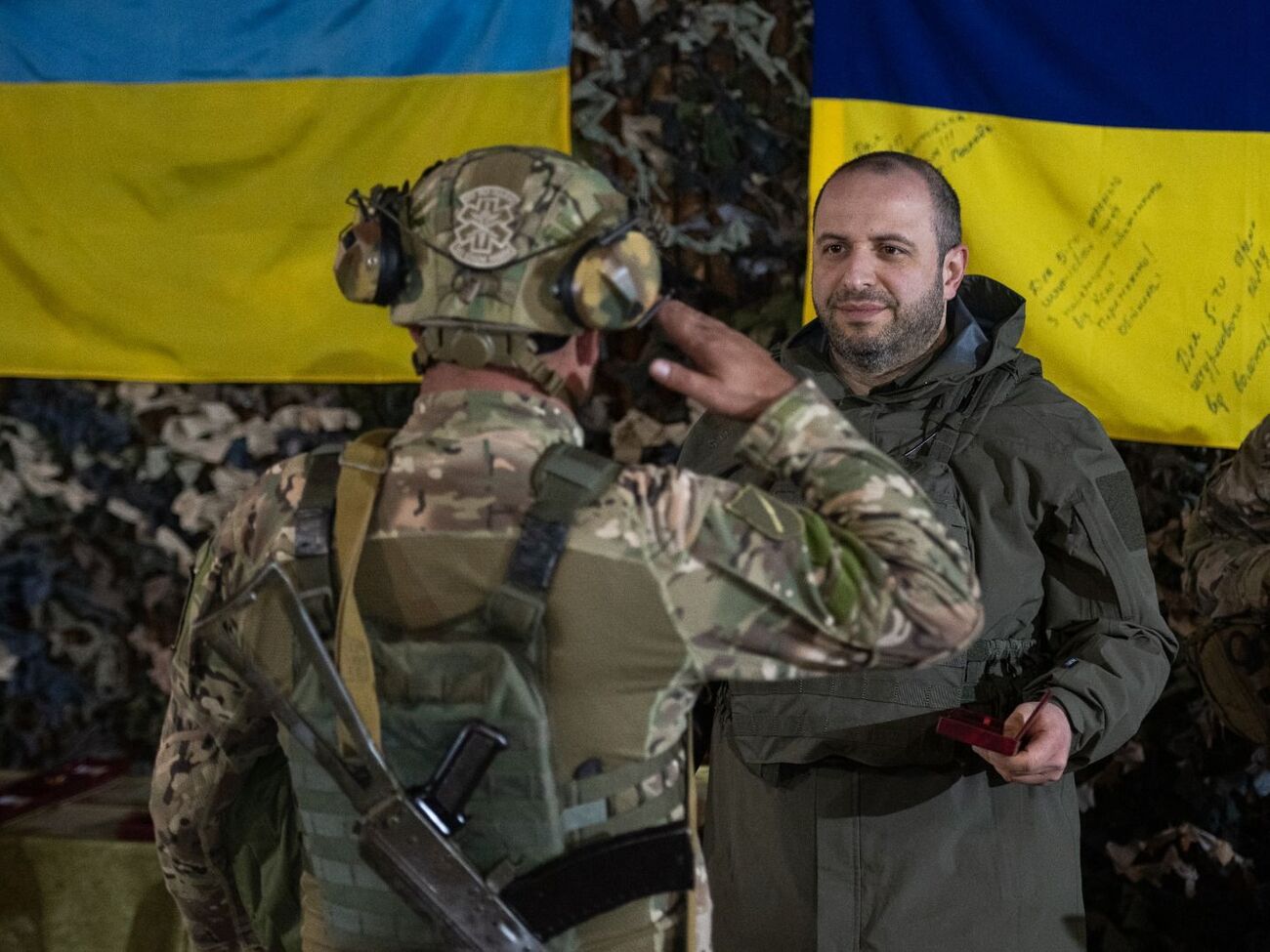 Умєров нагородив українських військовослужбовців державними нагородами і відзнаками Міністерства оборони
