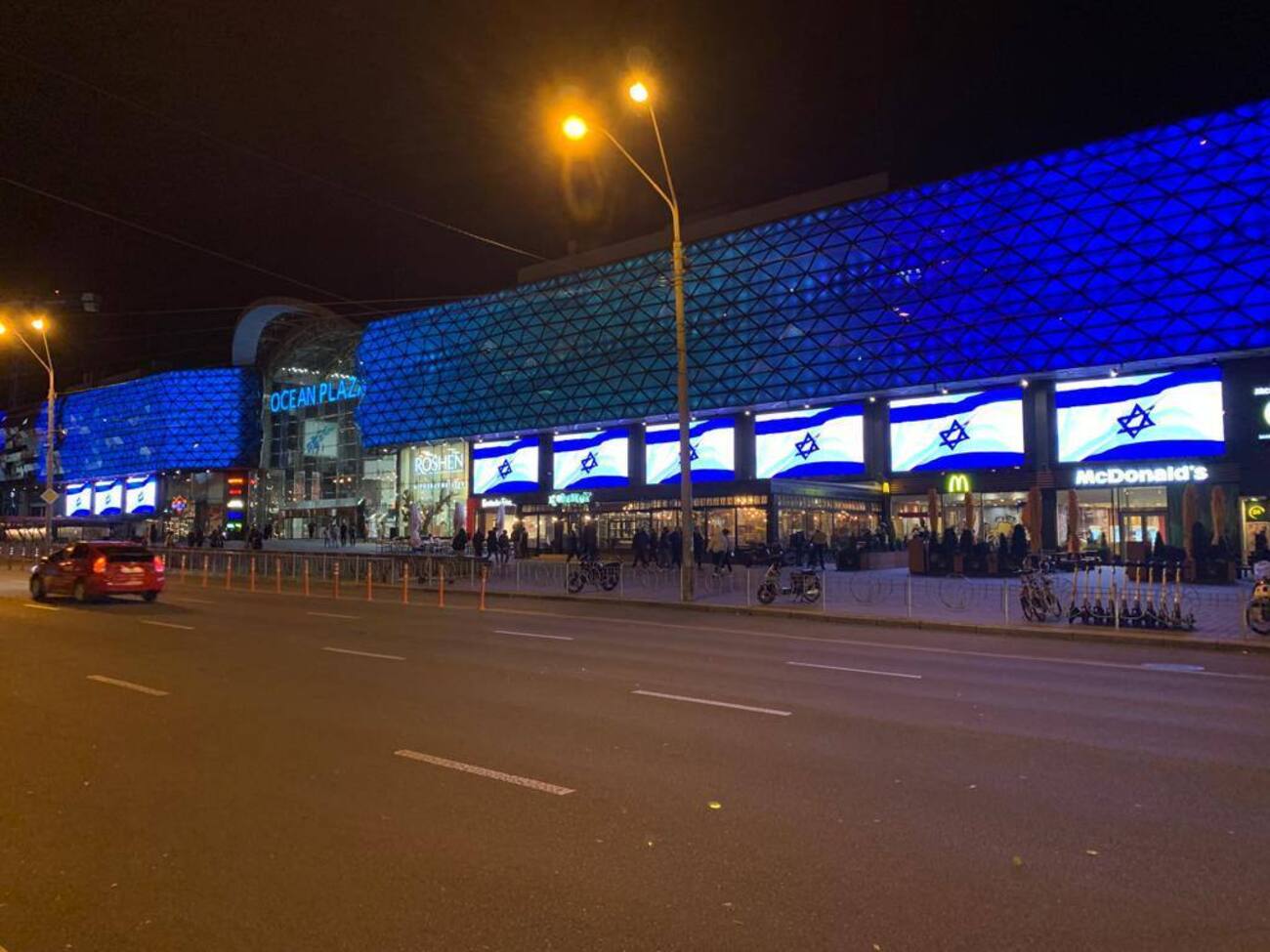 Израильский флаг демонстрировали, в частности, на экранах ТРЦ Ocean Plaza