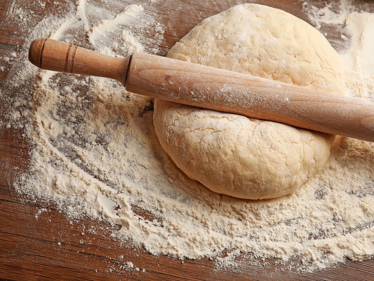 Випікайте хліб 30 хвилин за температури 240 °С, накривши фольгою, а потім ще 10 хвилин без фольги за температури 200 °С