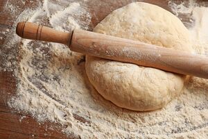 Випікайте хліб 30 хвилин за температури 240 °С, накривши фольгою, а потім ще 10 хвилин без фольги за температури 200 °С