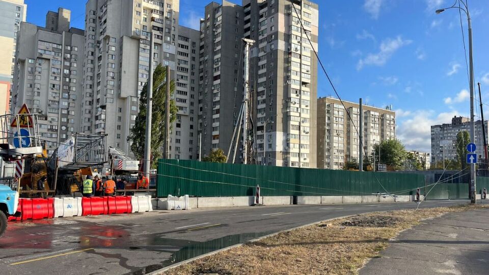 На Оболони из-за сильных порывов вера упал строительный кран и оборвал троллейбусные провода