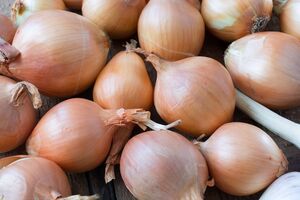Лук будет дольше храниться, если не снимать с него шелуху