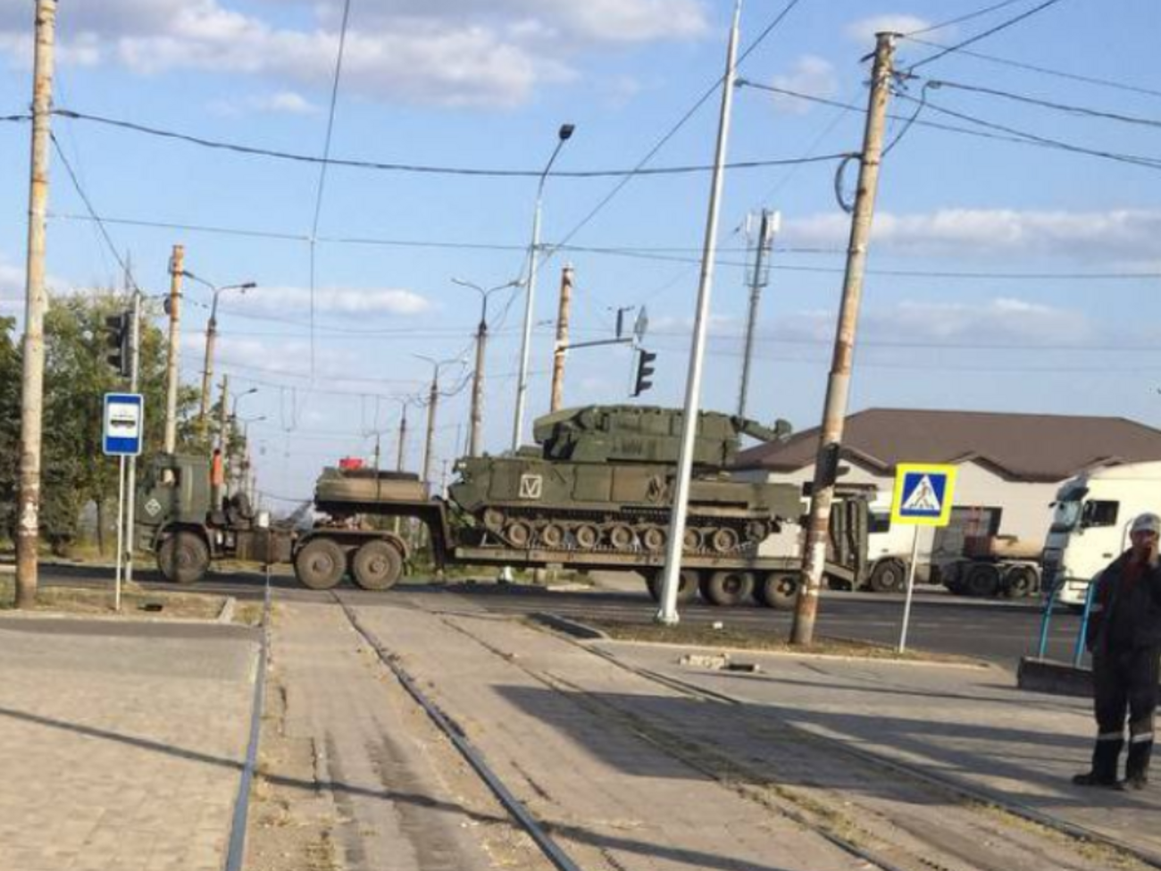 Разом із живою силою окупанти перекидають у район Маріуполя техніку й засоби зв'язку, повідомив Андрющенко