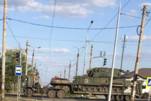 Разом із живою силою окупанти перекидають у район Маріуполя техніку й засоби зв'язку, повідомив Андрющенко