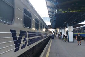На відміну від охоронців, які працюють у службовій формі з усіма знаками розрізнення, маршали працюють непублічно