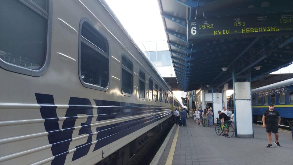 На відміну від охоронців, які працюють у службовій формі з усіма знаками розрізнення, маршали працюють непублічно