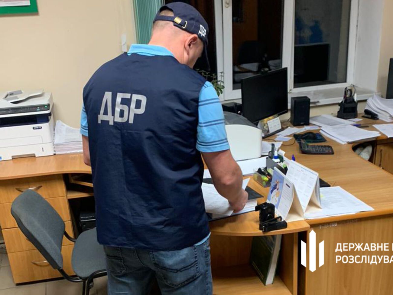 ДБР повідомило чоловіка про підозру в дезертирстві, також готують повідомлення про підозру в держзраді