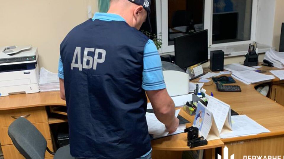 ДБР повідомило чоловіка про підозру в дезертирстві, також готують повідомлення про підозру в держзраді