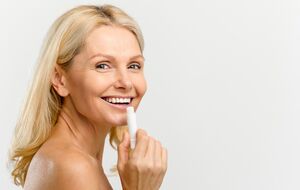 Щоб губи мали доглянутий вигляд, важливо вчасно та грамотно робити відлущування шкіри