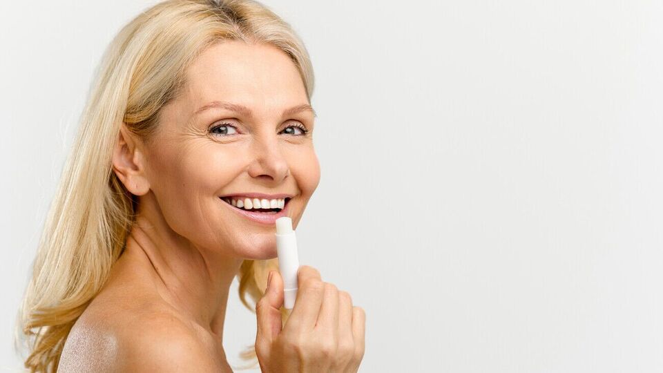 Щоб губи мали доглянутий вигляд, важливо вчасно та грамотно робити відлущування шкіри