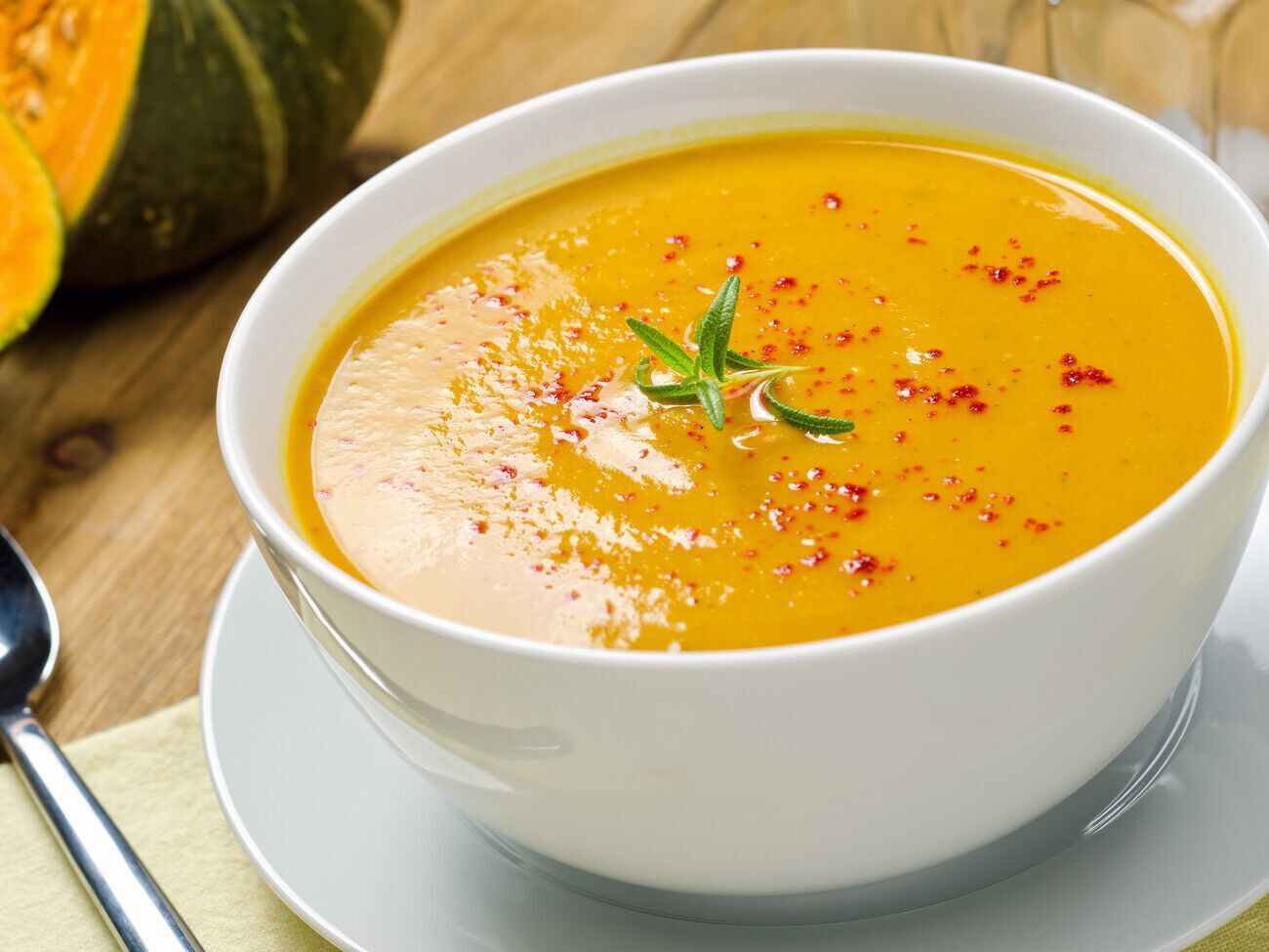 Для супу потрібно вибрати гарбуз із яскравою м'якоттю, попередньо спробувавши його на смак