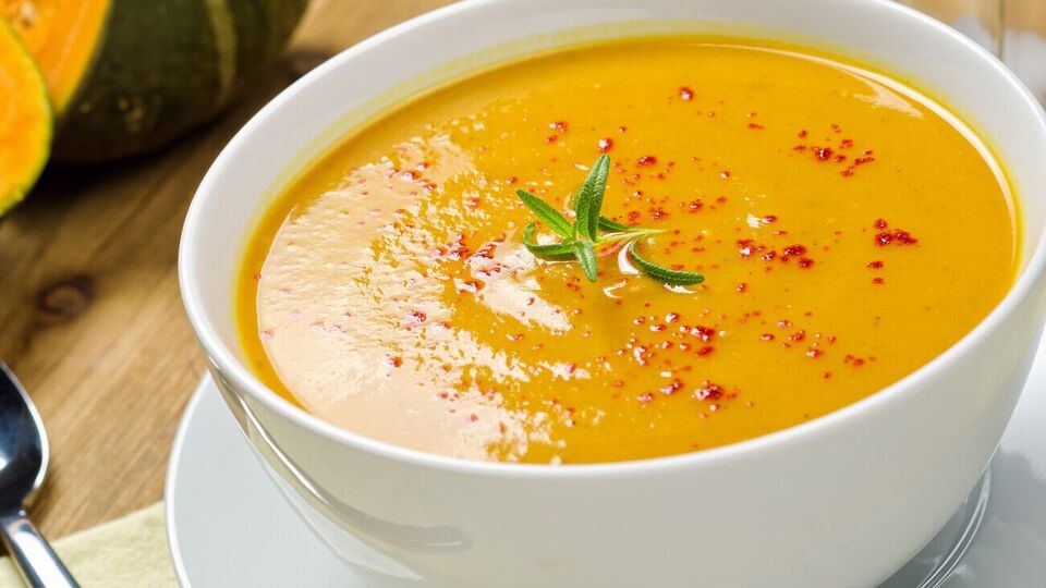 Для супа нужно выбрать тыкву с яркой мякотью, предварительно попробовав ее на вкус