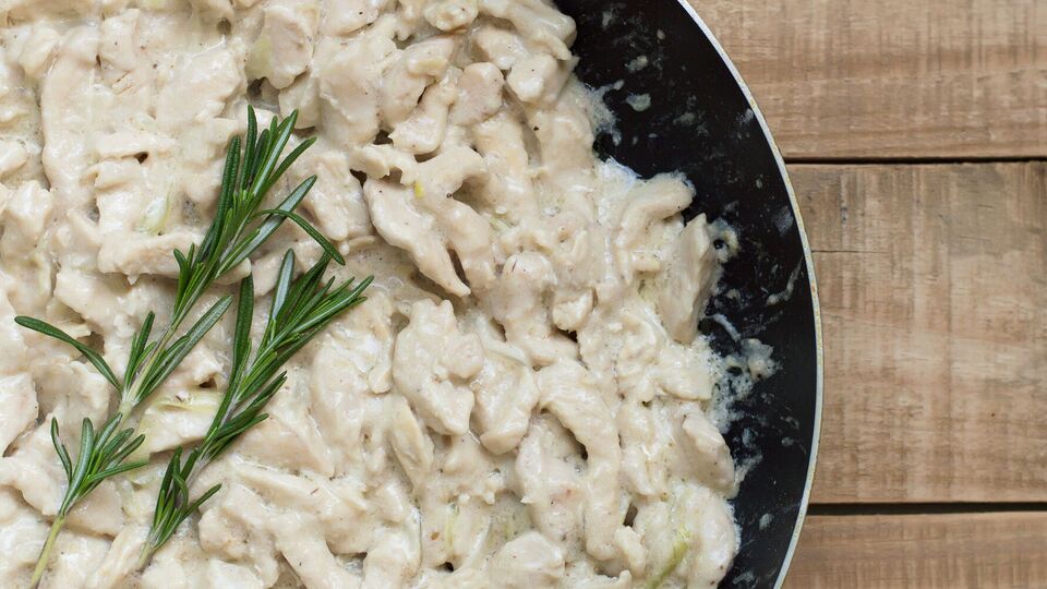 Филе куриного бедра нужно измельчить