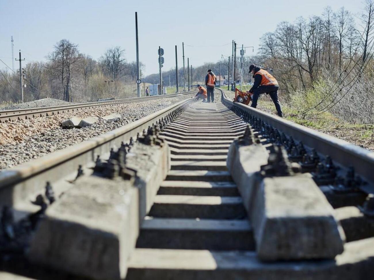 Підвищення тарифів у воєнний час убиває економіку країни й це призведе лише до того, що "Укрзалізниця" буде перевозити менше вантажів, заявив Каленков