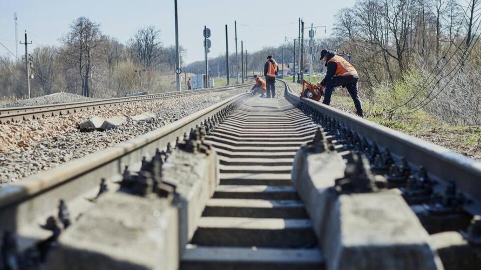 Підвищення тарифів у воєнний час убиває економіку країни й це призведе лише до того, що "Укрзалізниця" буде перевозити менше вантажів, заявив Каленков
