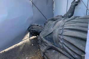 В результате атаки россиян поврежден короб, где хранили памятник Екатерине II