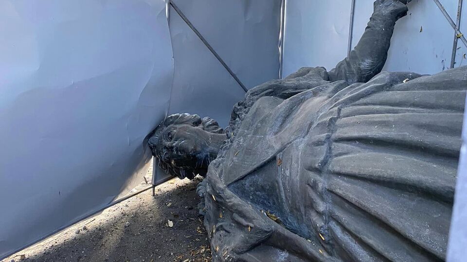 Унаслідок атаки росіян пошкоджено короб, де зберігали пам'ятник Катерині II
