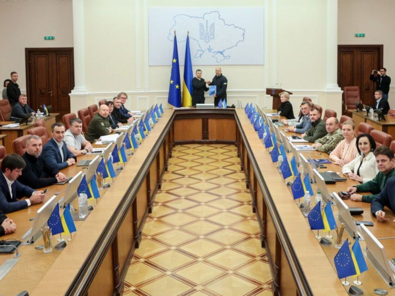 Доходы бюджета Украины на 2024 год составят 1 трлн 780 млрд грн, а граждане и бизнес уплатят в целом 1 трлн 570 млрд грн налогов, отметил Шмыгаль