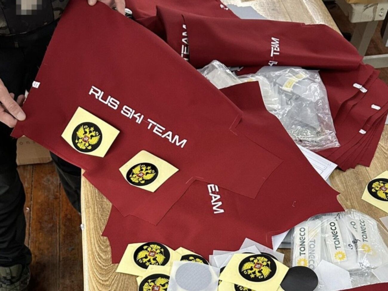 На предприятии скрыто производили зимние лыжные куртки с символикой РФ, при пересылке символику прятали, говорят в СБУ