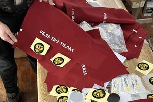 На предприятии скрыто производили зимние лыжные куртки с символикой РФ, при пересылке символику прятали, говорят в СБУ