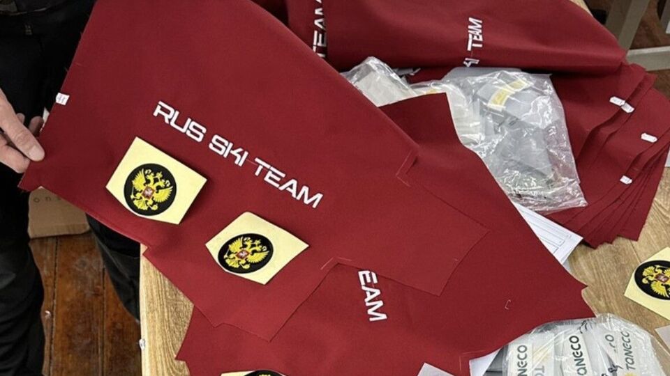 На предприятии скрыто производили зимние лыжные куртки с символикой РФ, при пересылке символику прятали, говорят в СБУ