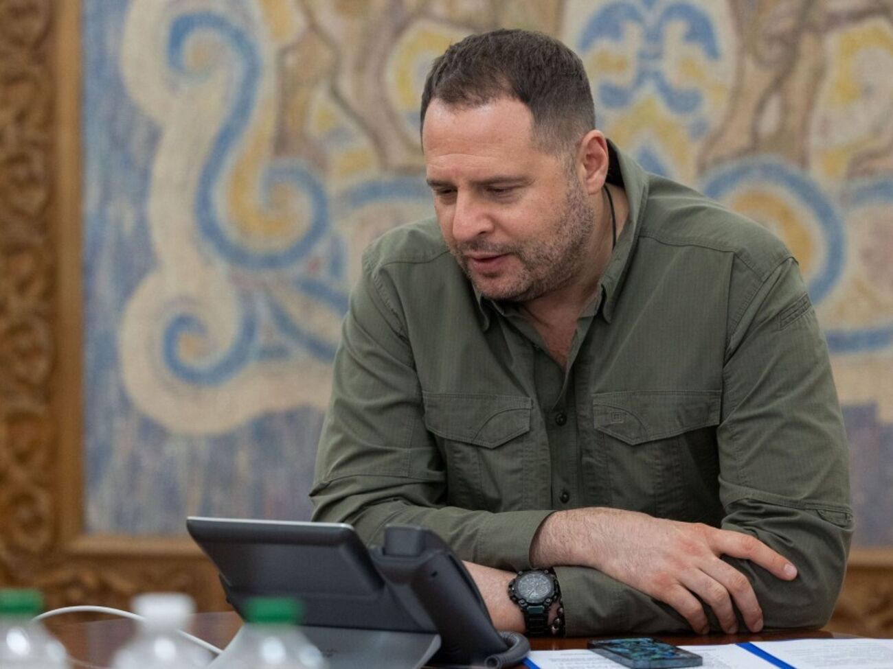 Єрмак наголосив на необхідності своєчасного постачання зброї та снарядів для ЗСУ
