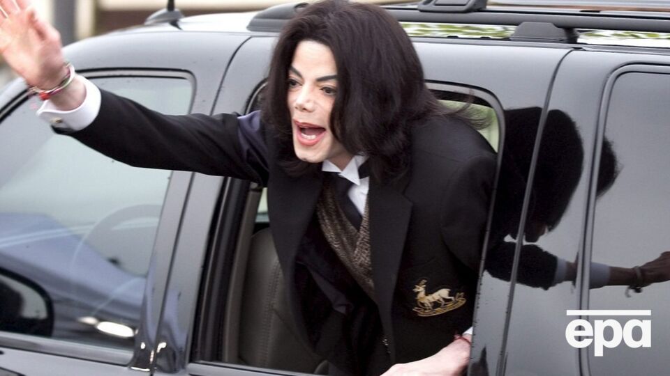 Куртку Джексона продали за $306 тыс.