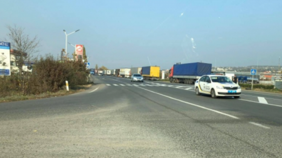 Водитель одной из украинских фур умер в очереди на границе Польши и Украины