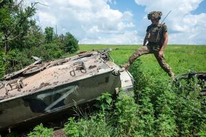Украинские десантники уничтожают технику армии страны-оккупанта РФ