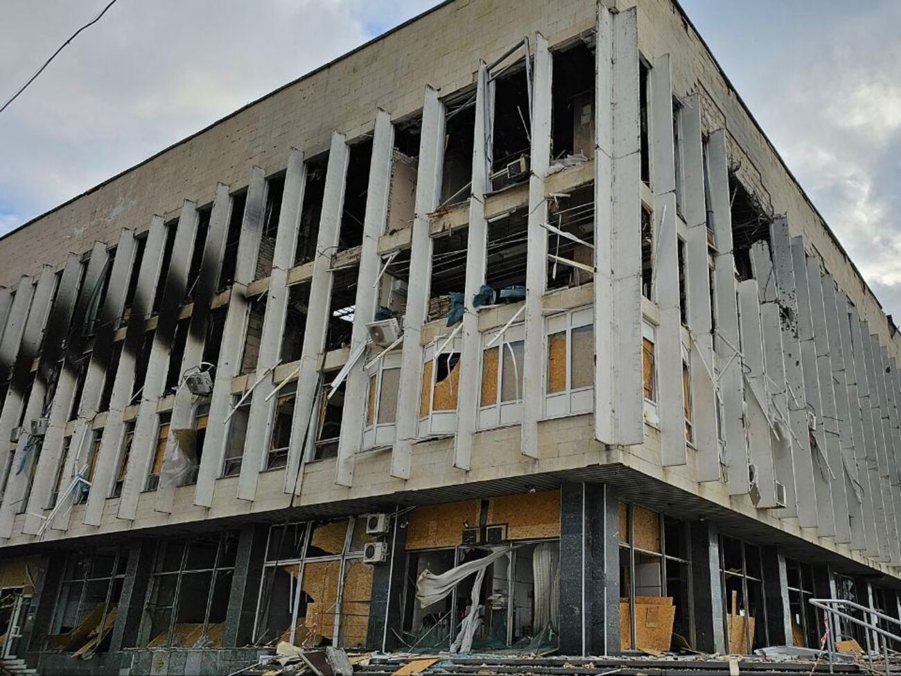 Окупанти зруйнували бібліотеку в Херсоні, у місті є загиблий унаслідок обстрілу