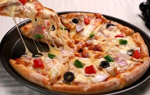 При необходимости достаньте заготовки из морозилки, выложите сверху начинку и поставьте в микроволновку на пару минут