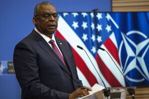 США нанесли удары по тренировочному центру и укрытию вблизи городов Абу-Камаль и Маядин, отметил Остин