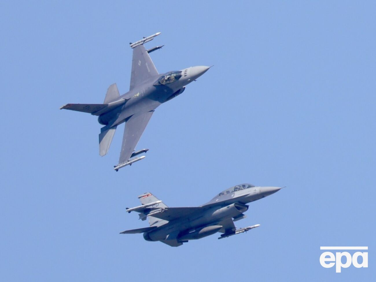 Компанія Lockheed, яка виробляє F-16, надала для навчання своїх інструкторів і технічний персонал