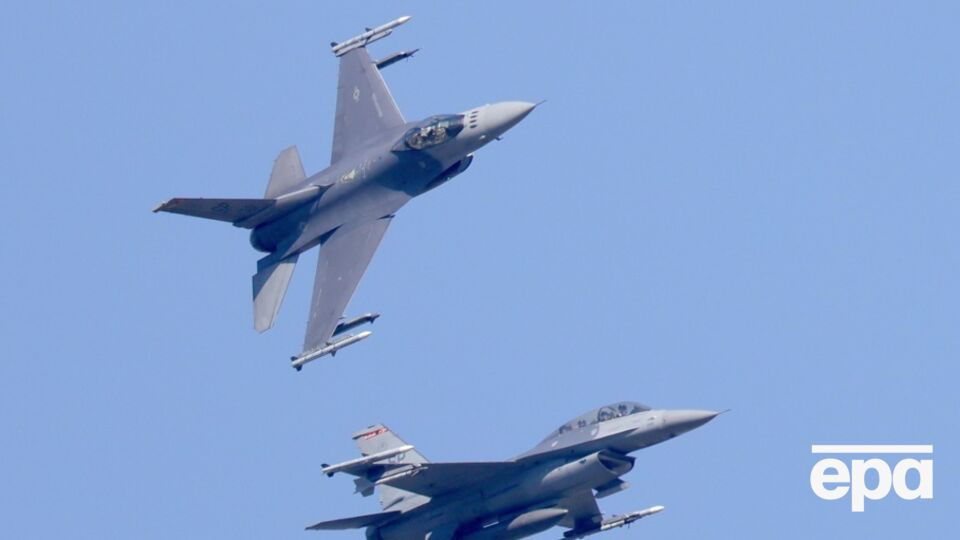 Компания Lockheed, которая производит F-16, предоставила для обучения своих инструкторов и технический персонал