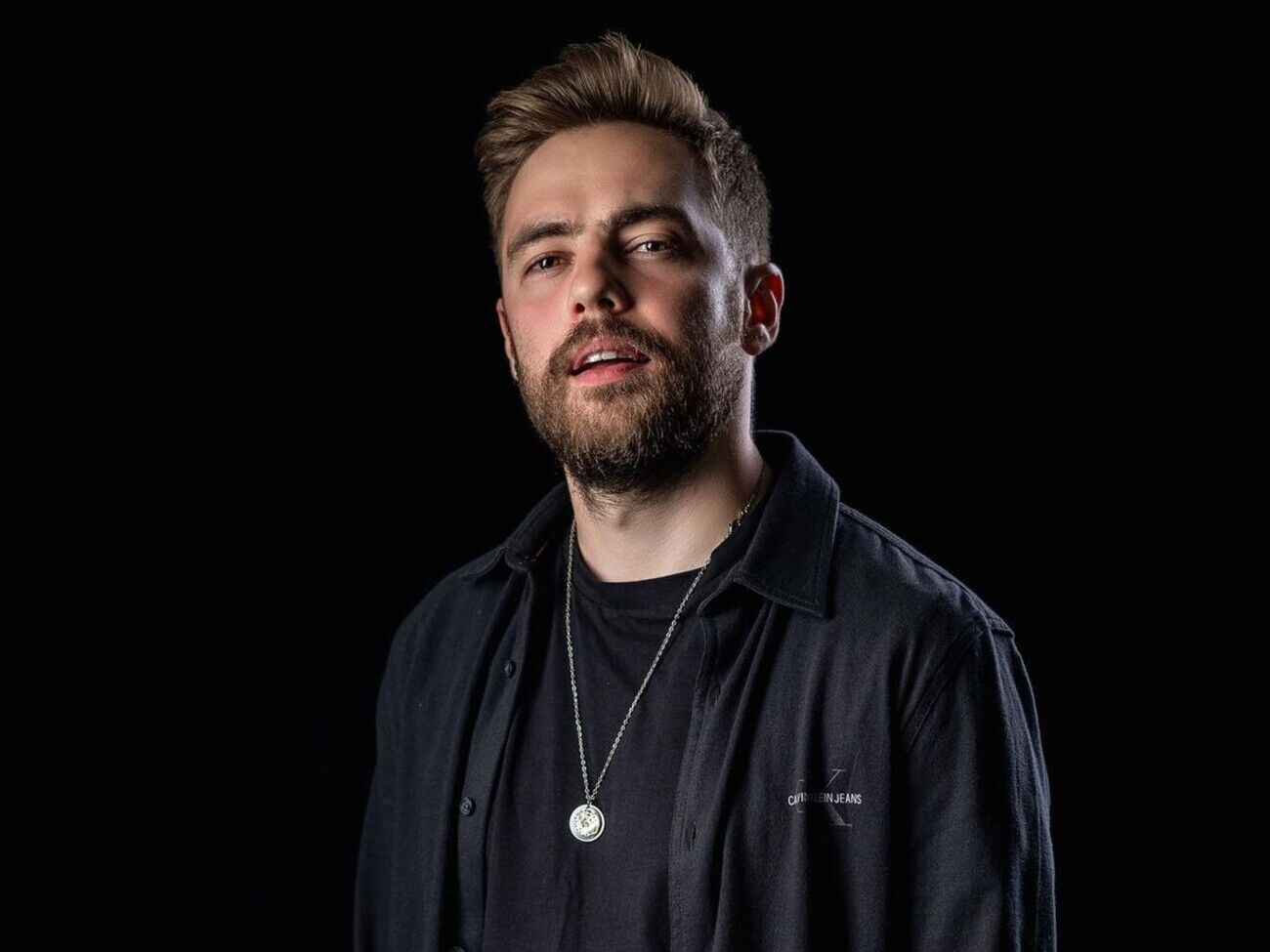 Тимошенко: Ти ж не купив якусь річ. Ти донат зробив на Збройні сили України – це великий, класний донат. Якого ти перебив ставку людини, яка була готова забрати за 150 тис. грн прапор?!