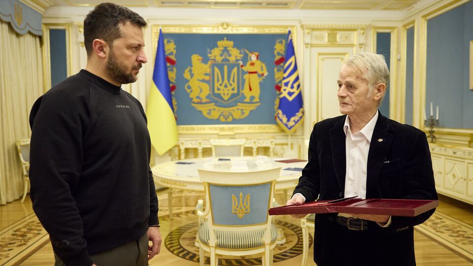 Награду Джемилеву вручил Зеленский