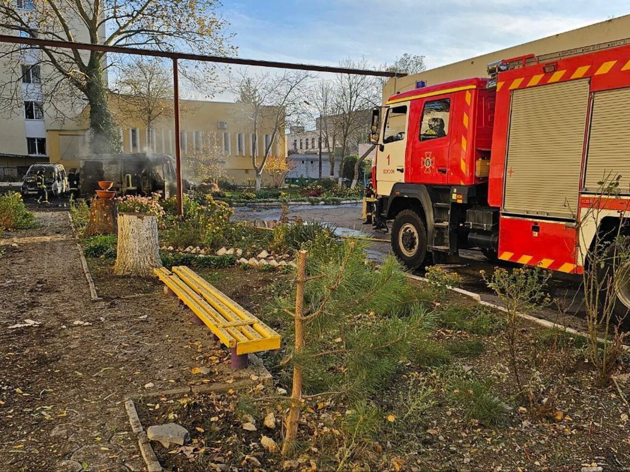 В результате обстрела уничтожены "скорая" и другие автомобили