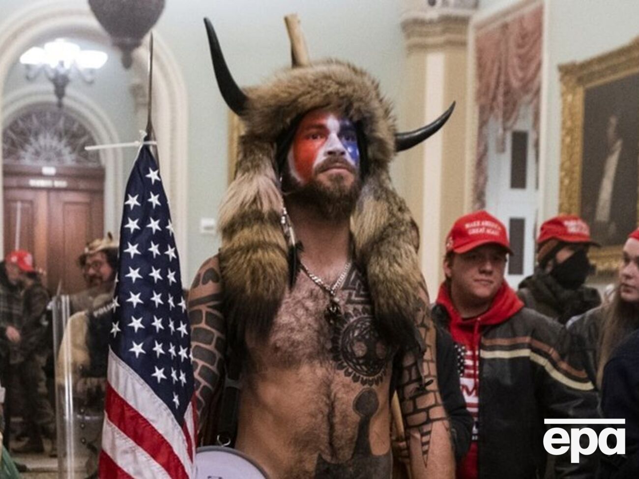 Ченсли надел необычную шапку и разрисовал лицо перед штурмом Капитолия