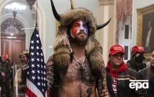 Ченсли надел необычную шапку и разрисовал лицо перед штурмом Капитолия