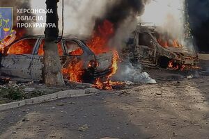 В результате российского обстрела в центре Херсона уничтожено или повреждено восемь автомобилей, отметили в ОВА