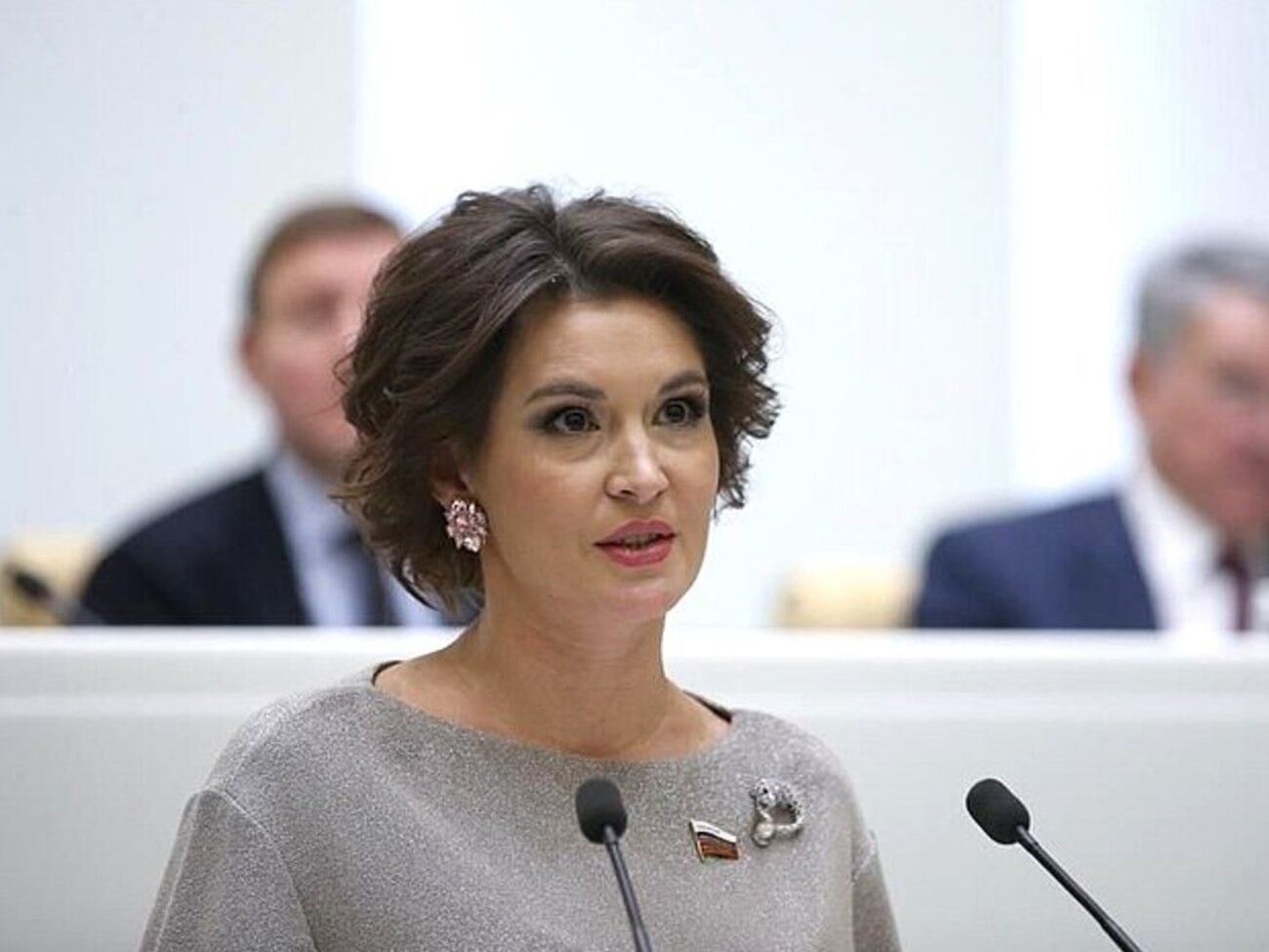 Чтобы вытащить РФ из демографической ямы, российских девушек нужно настраивать не на получение образования, а на рождение детей, считает Павлова