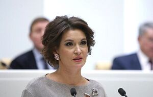 Чтобы вытащить РФ из демографической ямы, российских девушек нужно настраивать не на получение образования, а на рождение детей, считает Павлова