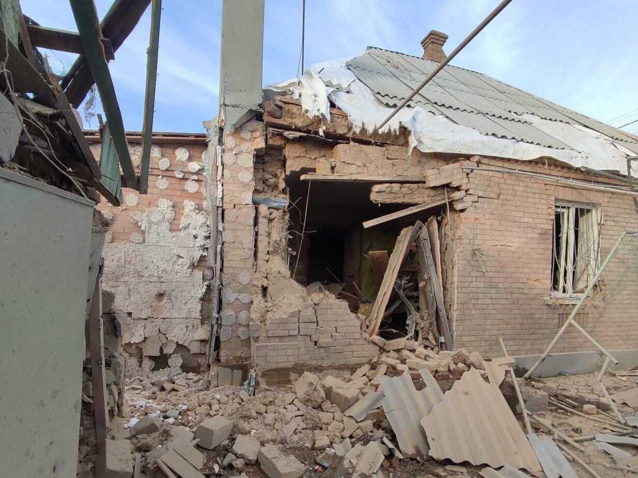 Унаслідок російського обстрілу в Нікопольському районі понівечено три приватні будинки, зазначили у Дніпропетровській ОВА