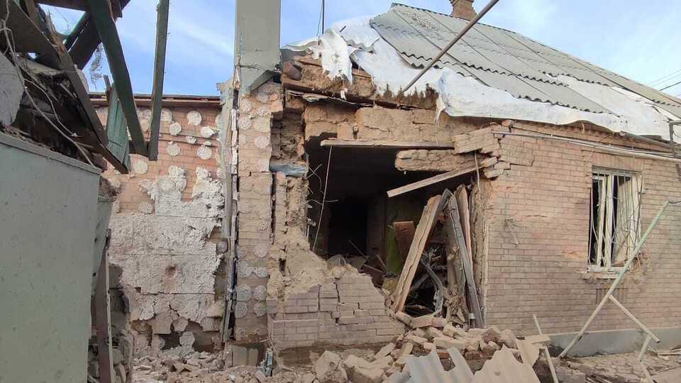 Унаслідок російського обстрілу в Нікопольському районі понівечено три приватні будинки, зазначили у Дніпропетровській ОВА