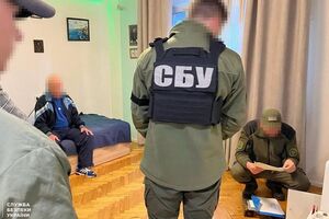 Во время обысков в помещениях фигурантов была обнаружена запрещенная символика страны-агрессора