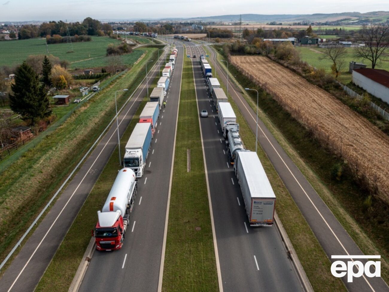 По данным Мининфраструктуры, с обеих сторон граница заблокирована десятками тысяч грузовиков